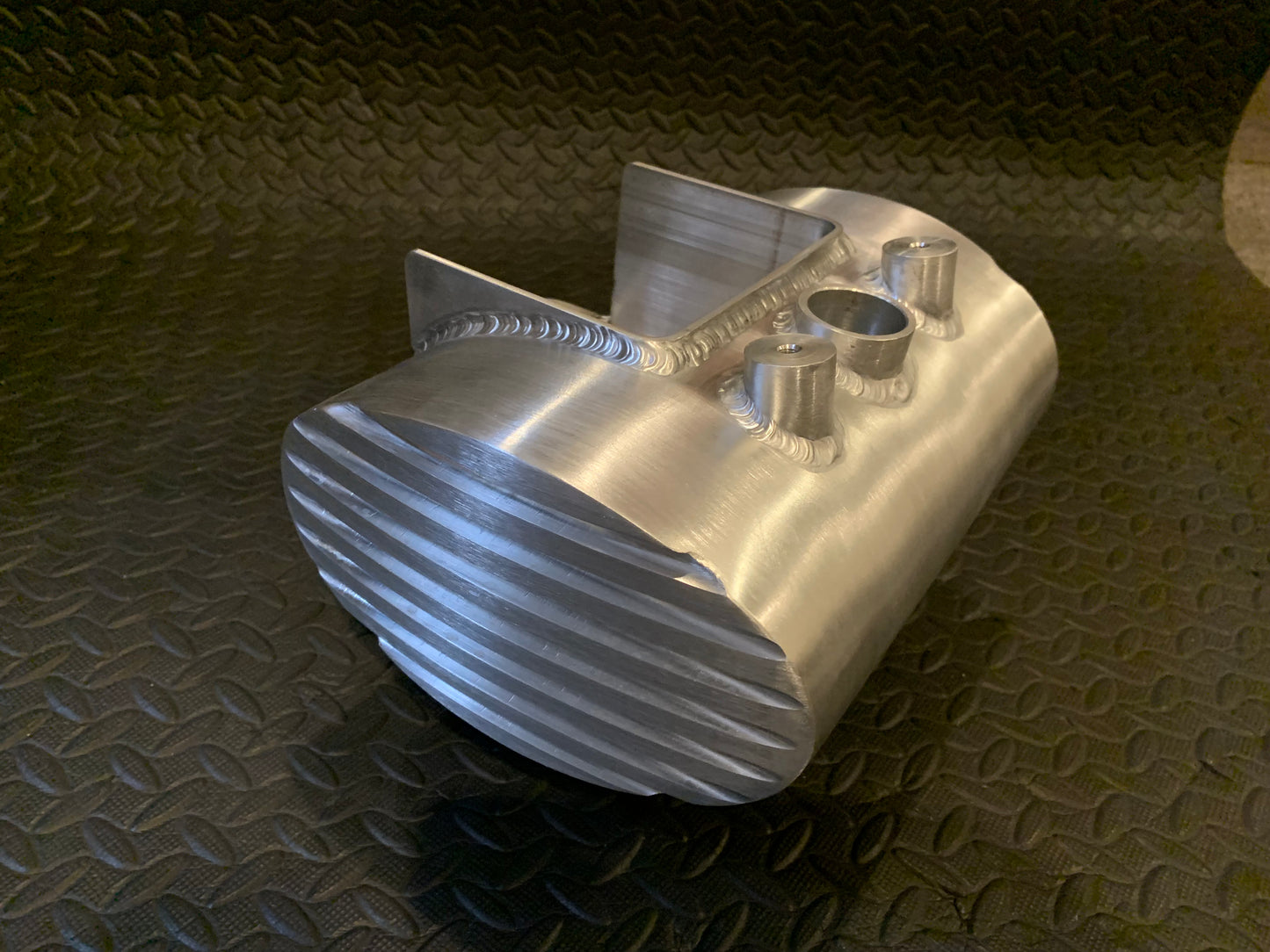 Tanque de aceite ovalado con aletas profundas de aluminio MotoXcycle MXC para Harley-Davidson Softail 1999 y anteriores