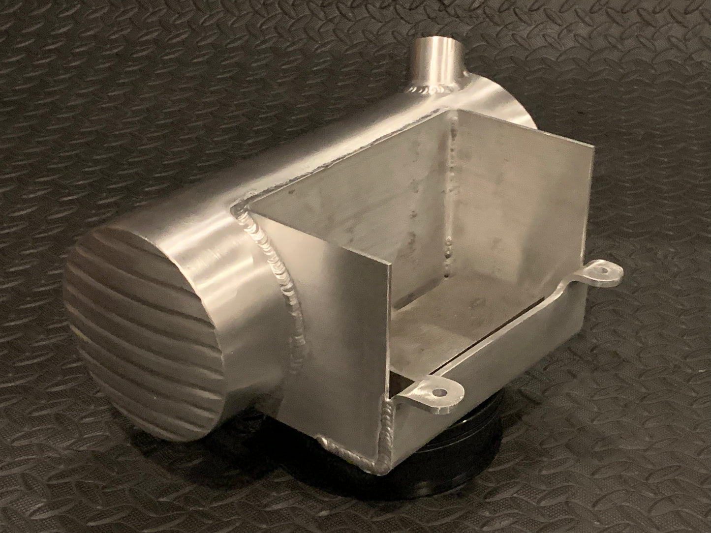 Tanque de aceite redondo con aletas profundas de 5” MXC de MotoXcycle para Harley-Davidson Softails de 1999 y anteriores