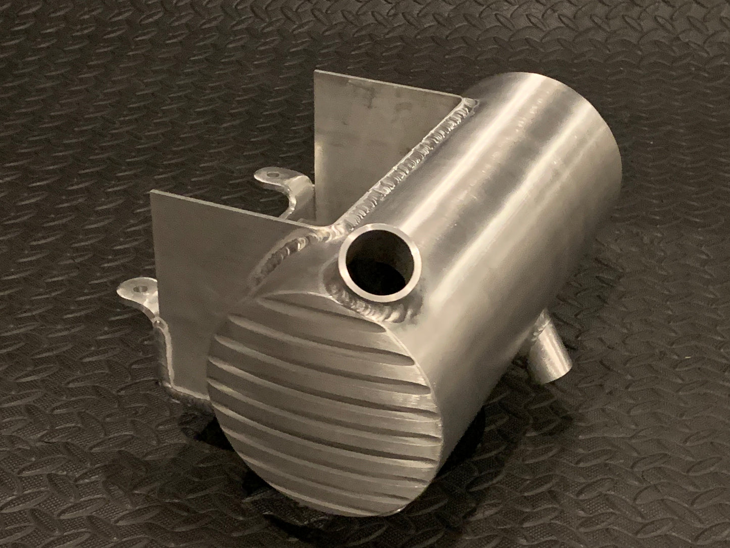 Tanque de aceite redondo con aletas profundas de 5” MXC de MotoXcycle para Harley-Davidson Softails de 1999 y anteriores