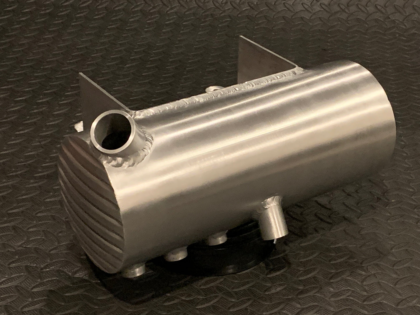 Tanque de aceite redondo con aletas profundas de 5” MXC de MotoXcycle para Harley-Davidson Softails de 1999 y anteriores