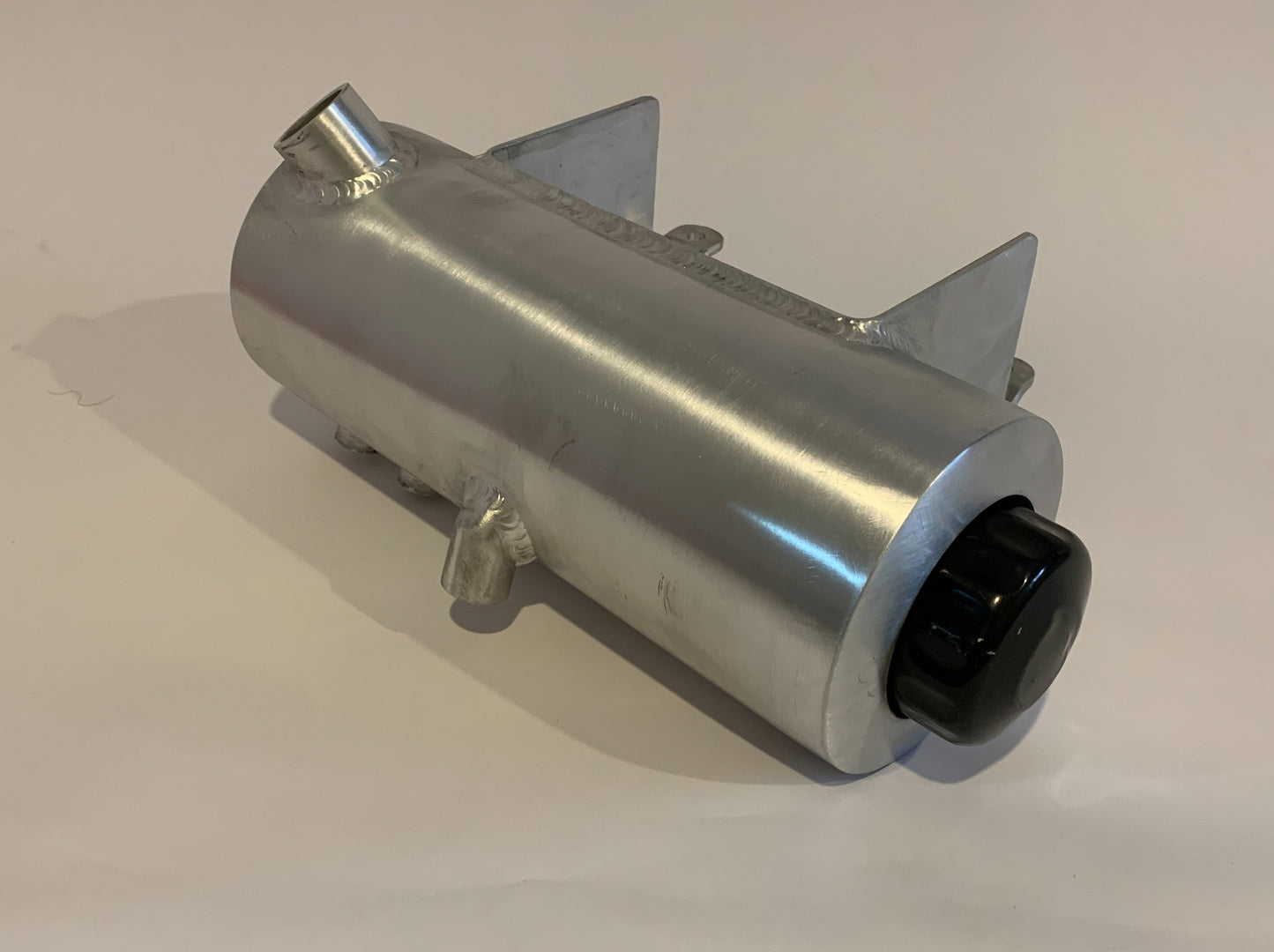 Tanque de aceite de aluminio redondo MotoXcycle MXC de 5" con compartimento de filtro giratorio y caja de batería para Harley-Davidson Softail 1999 y anteriores.